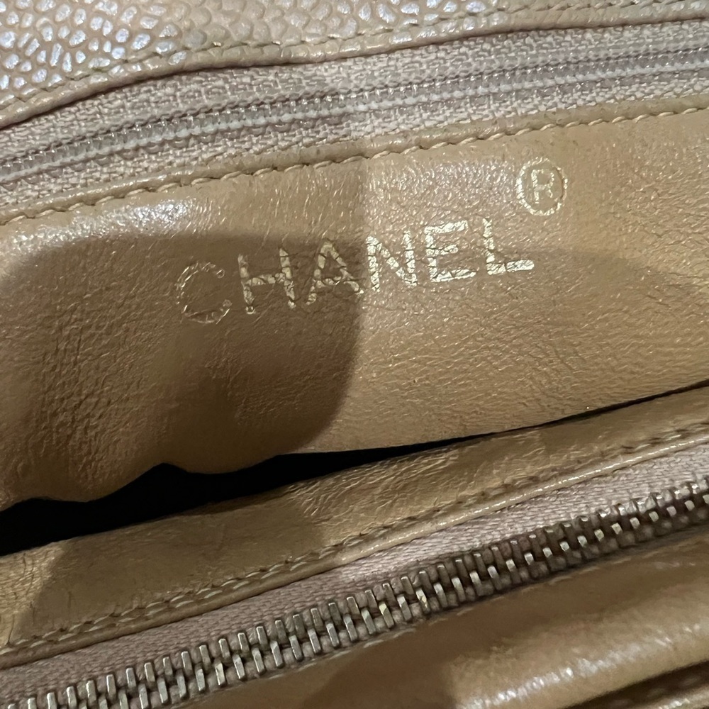 Reserved-Rare Iridescent CHANEL Kelly Vintage Bag - Picture 9 of 17